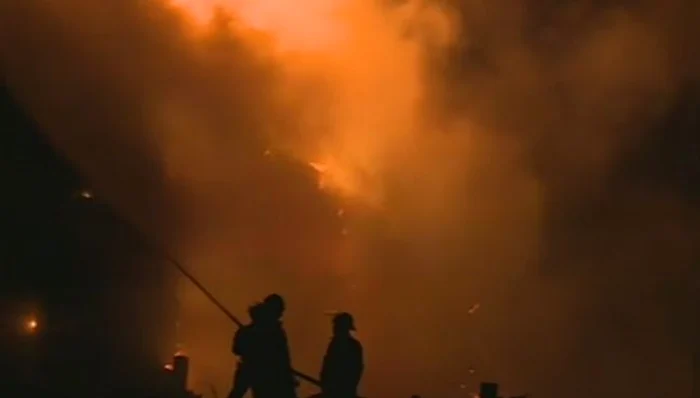 Patru autospeciale au intervenit pentru lichidarea incendiuluiFoto: captură Digi24