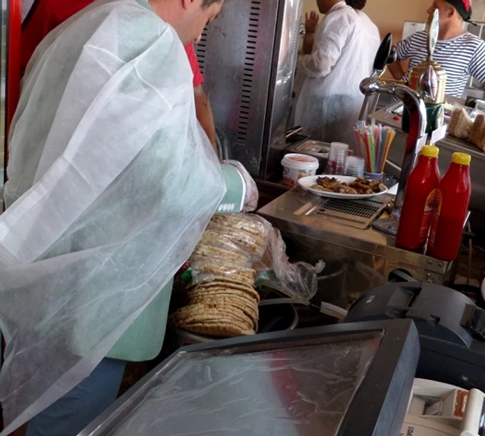 
    Inspectorii sanitar-veterinari au verificat într-o săptămână 205 locuri unde se vinde mâncare pe Litoral  