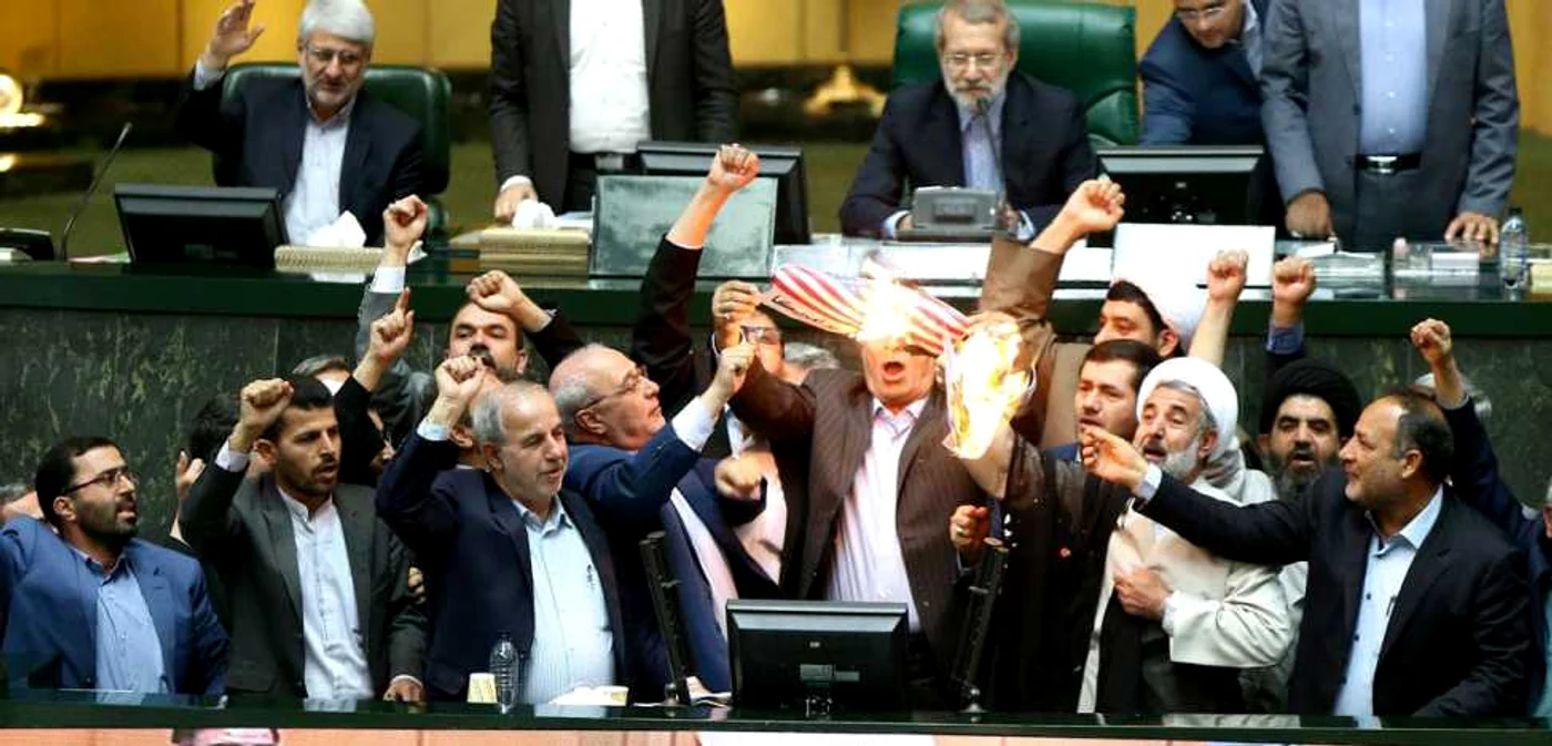 Deputaţi iranieni dau foc steagului american în Parlamentul de la Teheran / FOTO EPA - EFE / 9 mai 2018