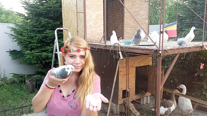 Mariana ne arată,  mândră, un ou  de porumbel