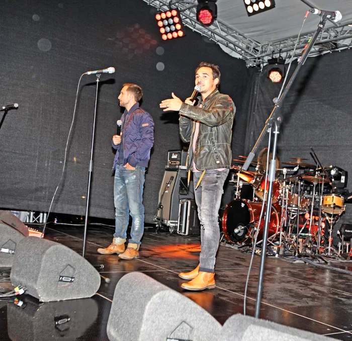 17 octombrie, ora 20.13 La un sfert de oră după ce a băut, Răzvan și-a reluat rolul de prezentatorfoto: Roberto sălceanu