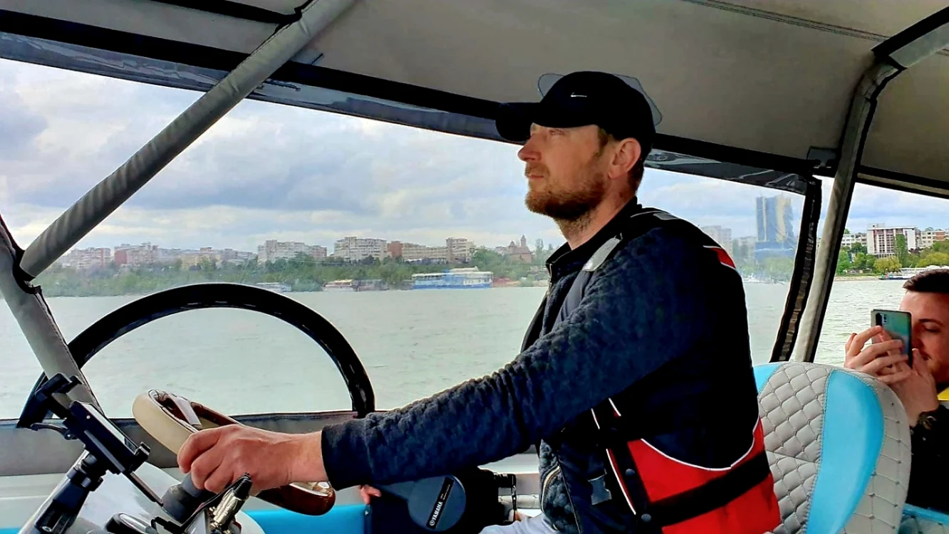 Viorel Ionuţ Gagu la bordul uneia dintre ambarcaţiunile sale FOTO arhiva personală