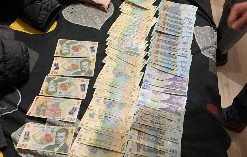 3 persoane, acuzate că au intrat în casă peste un bărbat din Arad și l-au forțat să le spună unde ține banii. Suma cu care au fugit