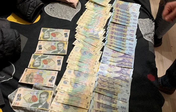 Hoții au plecat cu suma de 10.800 de lei, dar au fost prinși la scurt timp FOTO Poliția Română