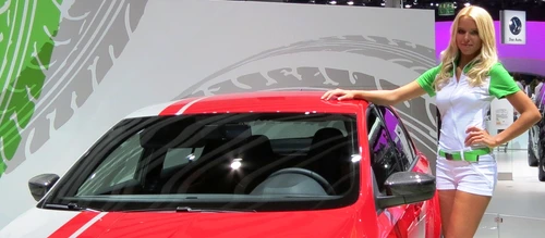 Duelul fotomodelelelor la salonul auto de la Frankfurt
