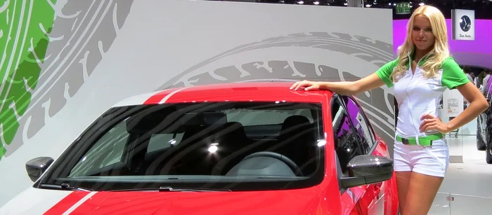 Duelul fotomodelelelor la salonul auto de la Frankfurt