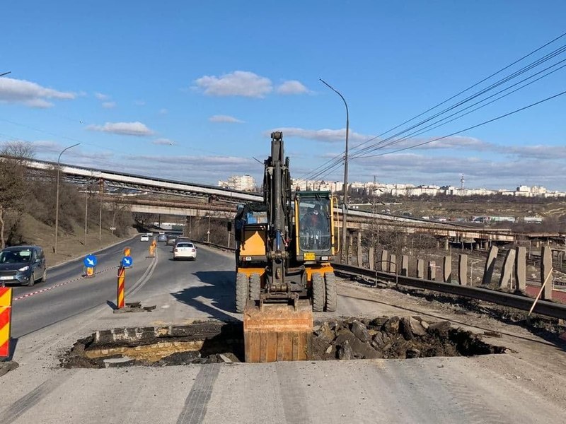 Cea mai aglomerată intrare din orașul Galați, în pericol de prăbușire din cauza unei surpări de teren 