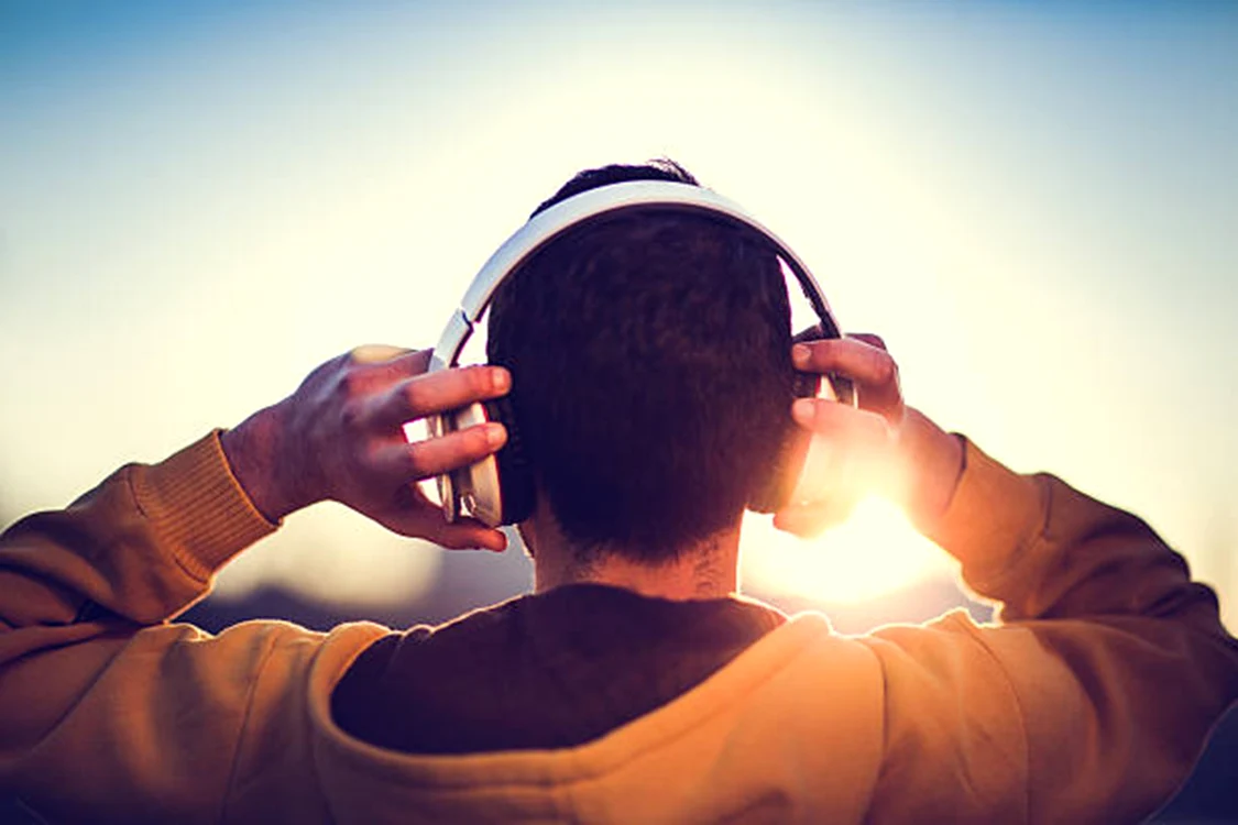 Ascultând muzică în căști. Sursa: iStock