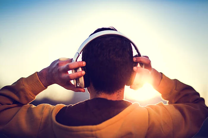 Ascultând muzică în căști. Sursa: iStock