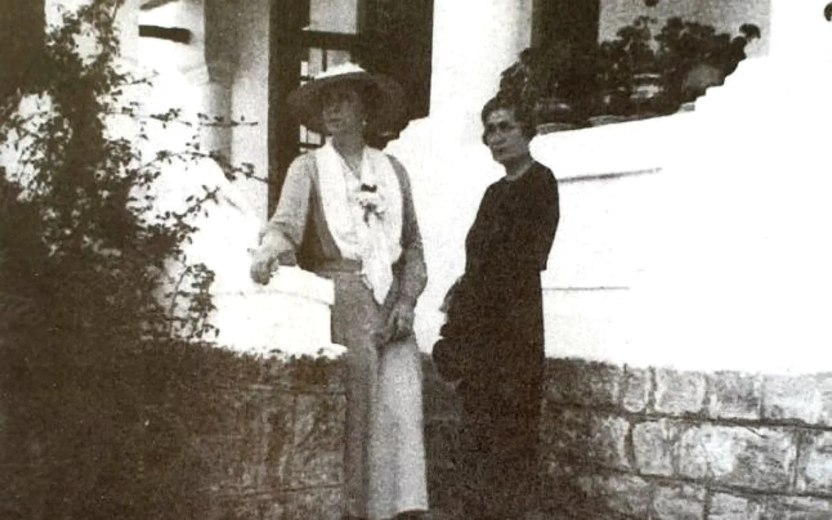 Regina Maria şi Nadia Duca - soţia lui IG Duca în curtea casei de vacanţă de la Măldăreşti - Vâlcea - imagine de colecţie Arhiva Florin Epure