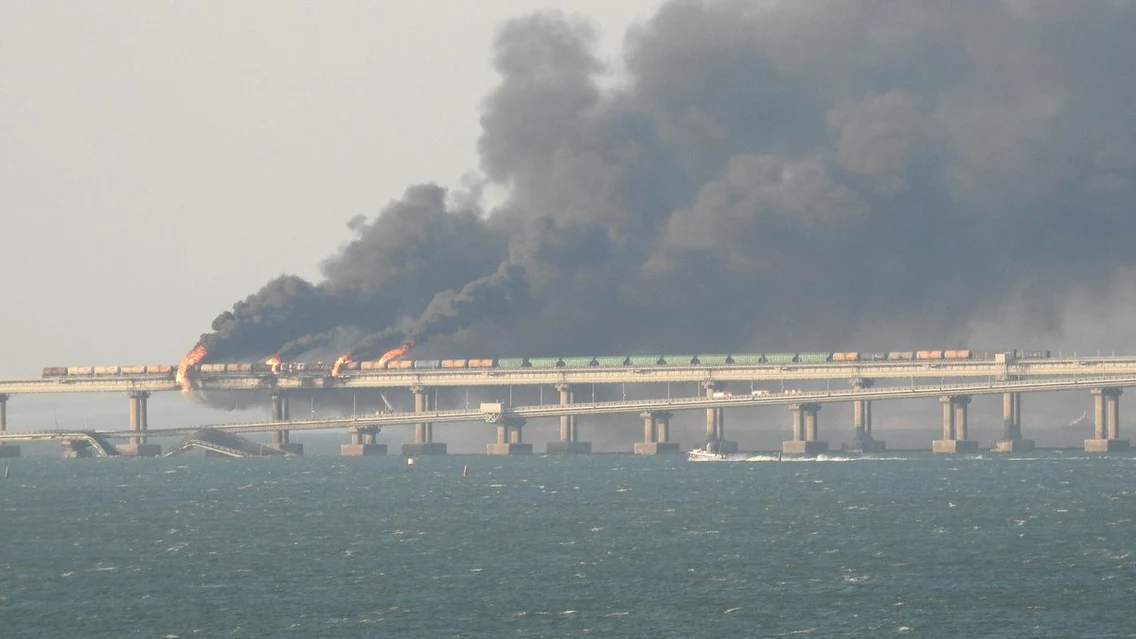 Incendiul provocat de explozia de pe podul din Crimeea, Strâmtoarea Kerci Sursa Facebook / Euromaidan