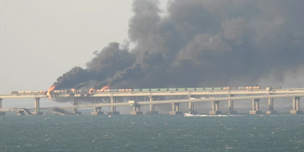 Incendiu Pod Crimeea, Ucraina, Strâmtoarea Kerci, 8 octombrie 2022 Sursa Facebook / Euromaidan