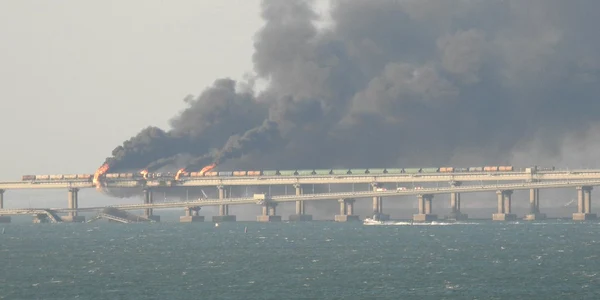Incendiu Pod Crimeea, Ucraina, Strâmtoarea Kerci, 8 octombrie 2022 Sursa Facebook / Euromaidan