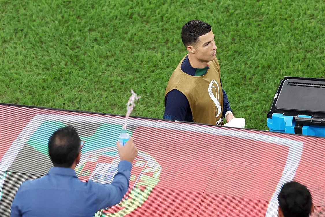 Cristiano Ronalo, în momentul în care e stropit de un spectator. Foto Getty images