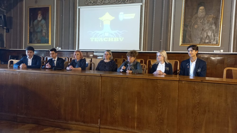 Elevi în sprijinul elevilor: TeachBV, aplicația prin care copii cu dificultăți de învățare sunt ajutați gratis