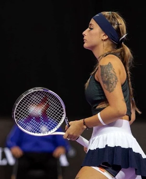 Lupul tatuat pe umărul stâng are o însemnătate aparte pentru Andreea Prisăcariu (FOTO: Instagram)