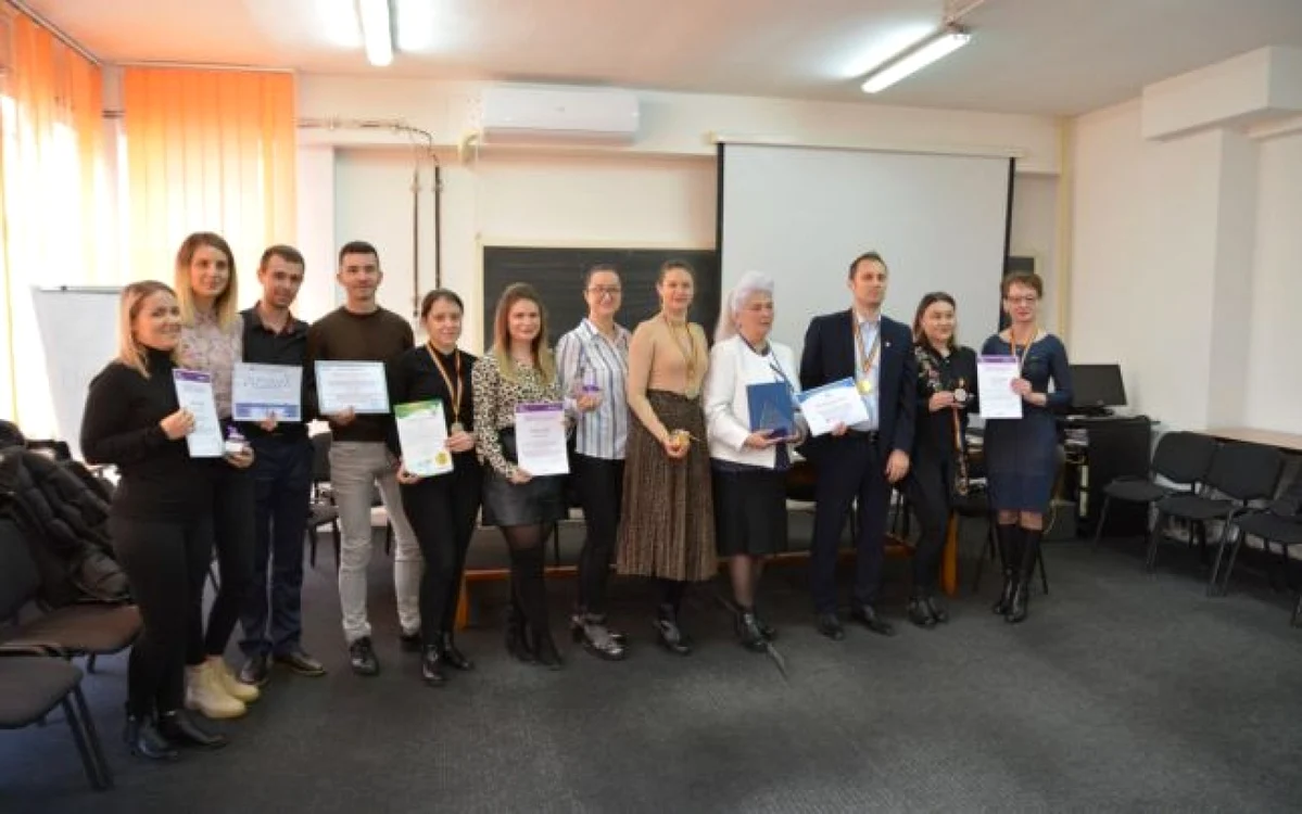 Echipa care a obţinut nouă medalii de aur la Infoinvent Foto: Valentin Trufaşu