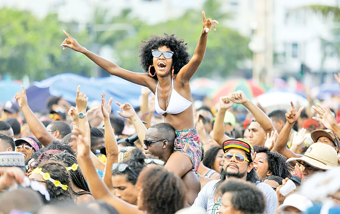 Mii de turişti se strâng la spectacolele de pe plaja Ipanema