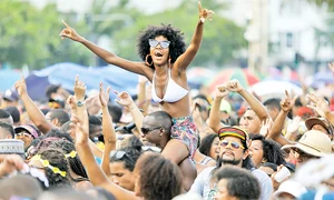 Mii de turişti se strâng la  spectacolele de pe plaja Ipanema jpeg