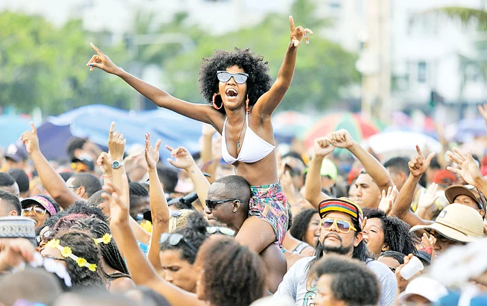 Mii de turişti se strâng la  spectacolele de pe plaja Ipanema