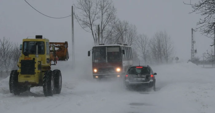 Circulaţia pe mai multe drumuri din judeţul Suceava a fost blocată din cauza viscolului.   Foto: Sandrinio Neagu