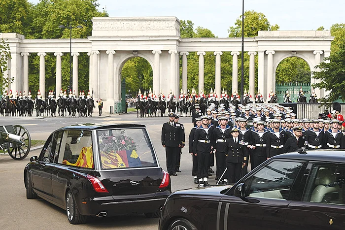 Pe ultimul drum până la Castelul Windsor, sicriul a fost mutat într-o mașină. Foto: gettyimages