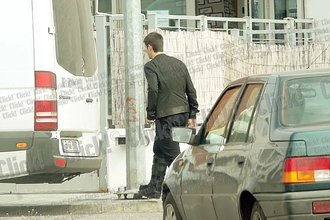 În lipsa Adelinei,  Cristi Chivu şi-a luat  fetele de la grădiniţă  şi le-a dus acasă (Foto: Mihai Ionescu)