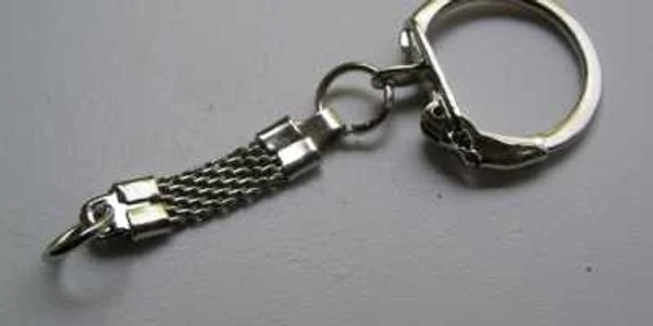 Accesoriile care conţin nichel pot determina alergii cutanate