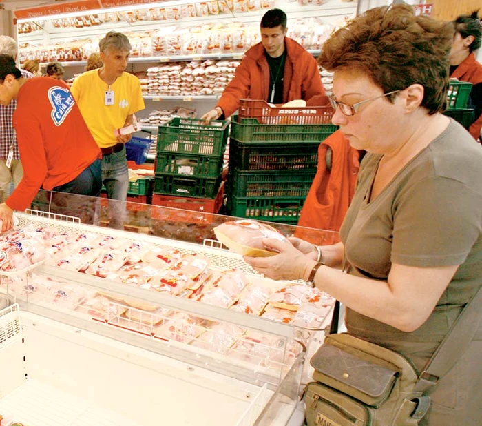 Cumpărătorii s-au învăţat să verifice atenţi etichetele produselor (fotografii: click! / mediafax)