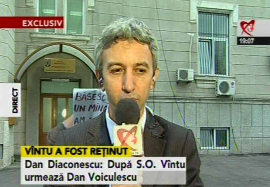 Interviul lui Dan Diaconescu a fost însoţit de mesaje scrise de mână, pe câteva foi de hârtie. (captură Realitatea TV)