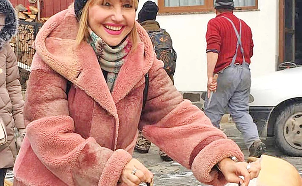 
    Marina Almășan a stat  câteva ore în ger, la  tranșarea porcului  