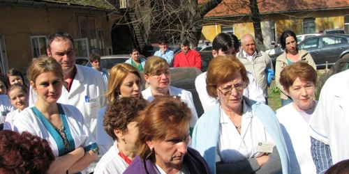 Medicii au protestat în curtea Clincii de Dermatologie din Timişoara