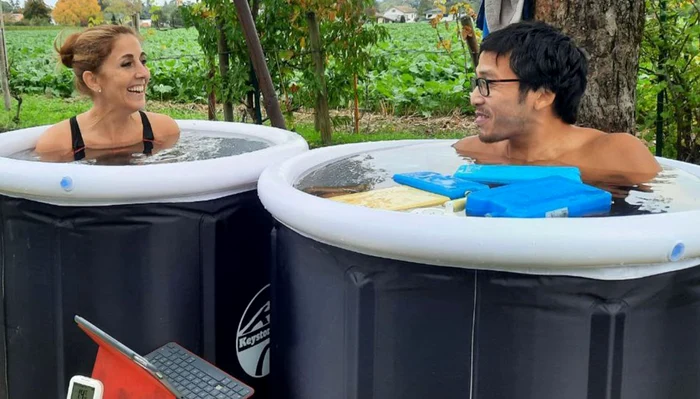 Steven și Chloé  au stat în apa rece timp de 21 de minute (Foto: Guinness World Records)