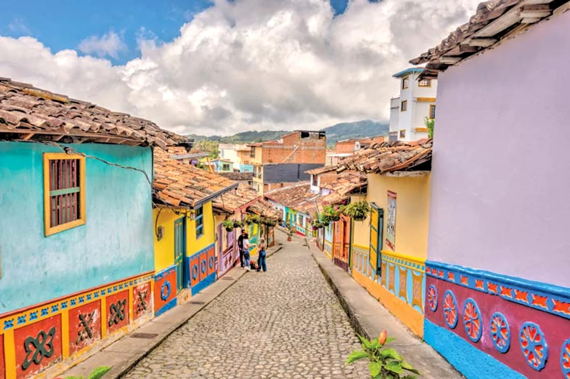 Columbia. Guatapé este populat de doar 6.469 de oameni care au păstrat tradiţia cromatică dinaintea cuceririi spaniole