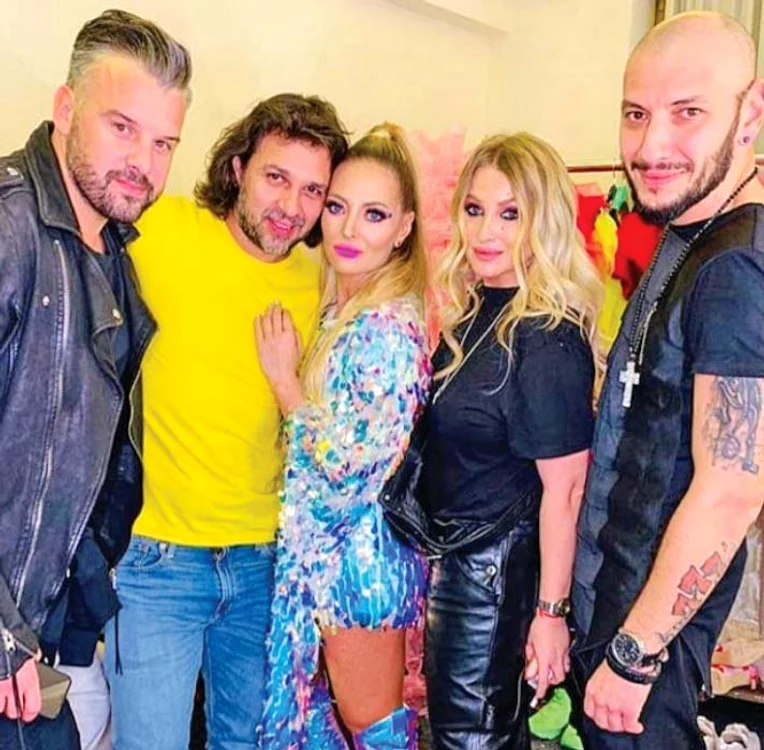 În culise, alături de soţul ei, Răzvan Munteanu şi prietenii Tinu Vidaicu, Monica Munteanu şi Nick