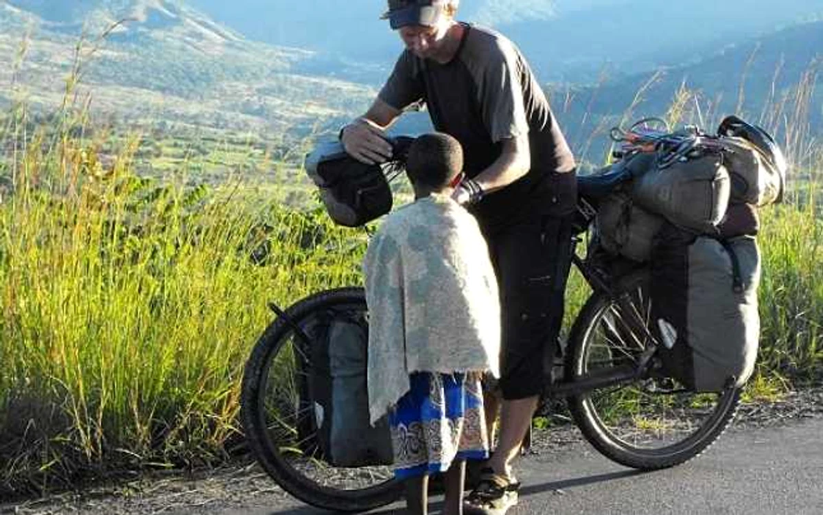 Doctorul britanic Steven Fabes a călătorit şi a voluntariat în şase continente:
 Europa, Africa, America de Sud, America Centrală şi de Nord, Australia 
şi Asia. Foto: dailymail.co.uk/Steven Fabes