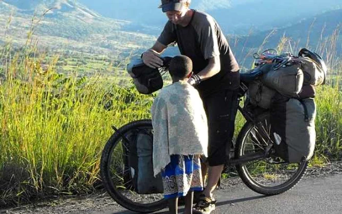 Doctorul britanic Steven Fabes a călătorit şi a voluntariat în şase continente:
 Europa, Africa, America de Sud, America Centrală şi de Nord, Australia 
şi Asia. Foto: dailymail.co.uk/Steven Fabes