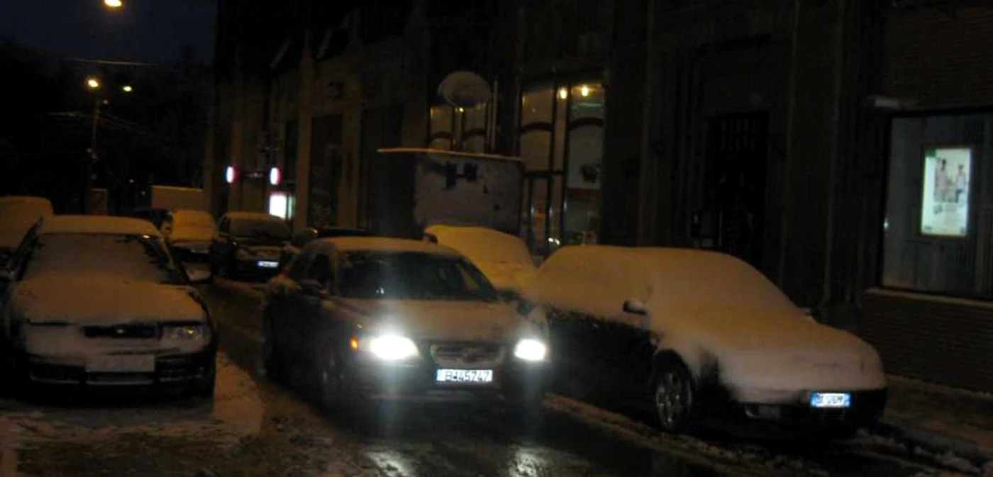 Traficul pe străzile din Timişoara a fost îngreunat în această dimineaţă din cauza poleiului 