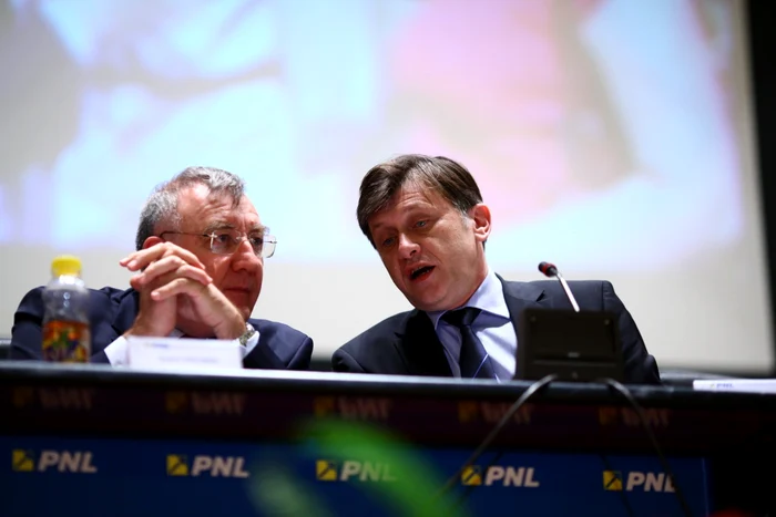 Andrei Chiliman (stânga) a căzut în dizgraţia lui Crin
Antonescu  Foto: mediafax