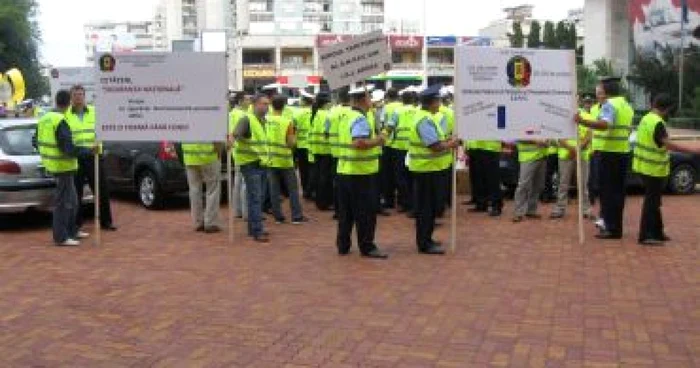 Pitesti: 250 de poliţişti au ieşit în stradă