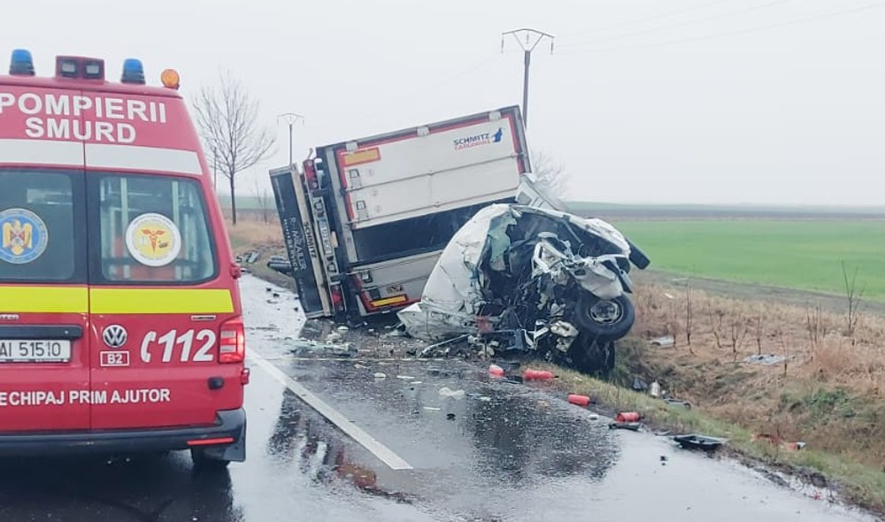 Trei accidente într-o oră, pe E85. Un TIR derapat s-a răsturnat peste o dubă omorând șoferul pe loc VIDEO 