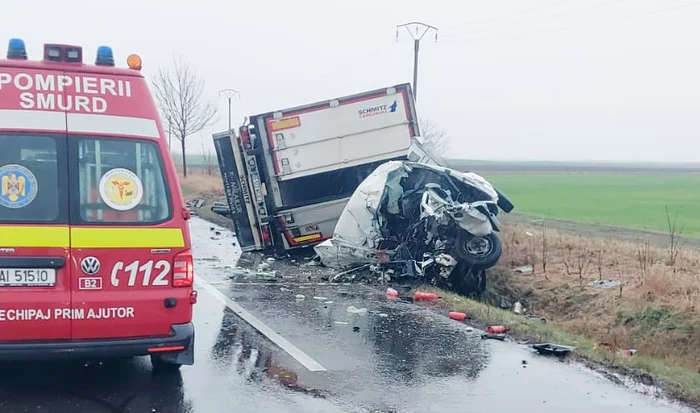 Șoferul dubei a murit pe loc. SURSA IPJ Buzău