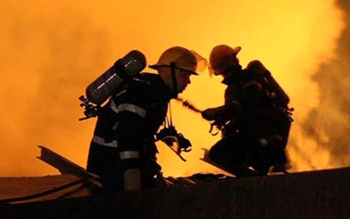 
    Flăcările au cuprins o clădire cu două etaje, de lângă clubul Bamboo  