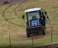 fiica conduce tractorul captura video jpg
