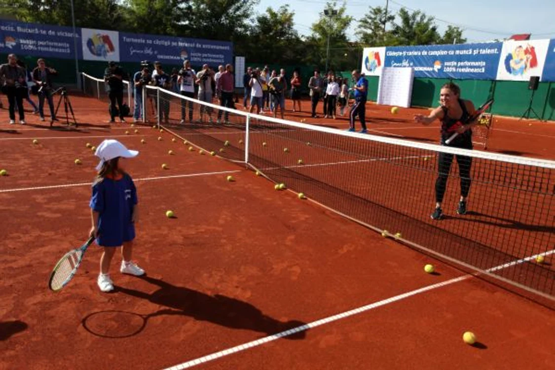 Simona Halep a jucat tenis cu copiii