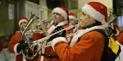 Band-ul de crăciunei cântă colinde pe străzile din Braşov. Foto: Bogdan Crăciun