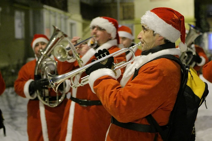 Band-ul de crăciunei cântă colinde pe străzile din Braşov. Foto: Bogdan Crăciun