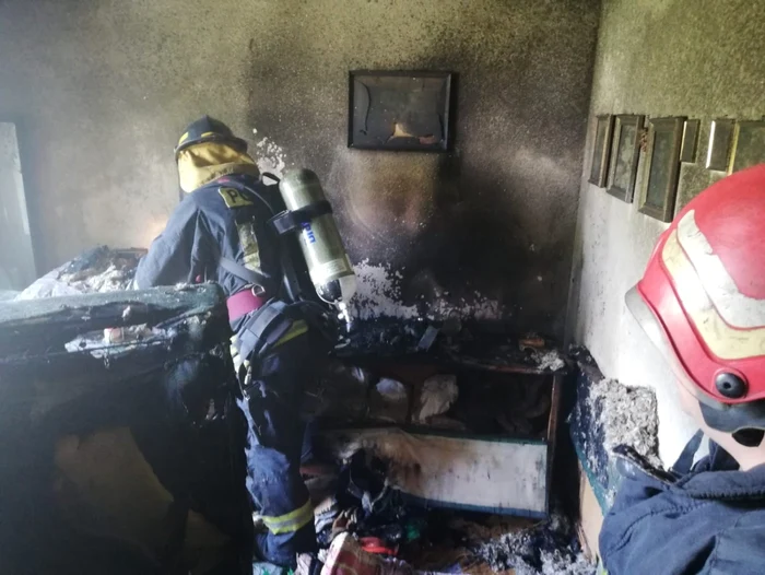 incendiu apartament batrana lumanare Galati 1