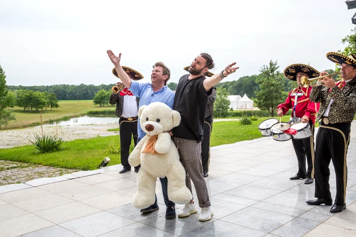 
    Pentru ca surpriza să fie deplină, cei doi simpatici prezentatori au venit cu o trupă de mariachi și cu un imens urs de plușfoto: PRO TV  