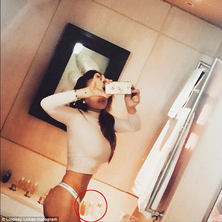 Lohan şi-a modificat abdomenul şi... sticlele din baie